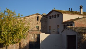 Exterior - 16th-century Catalan farmhouse with a pool, surrounded by nature, 30 meters from Barcelona (L'Ametlla del valles)