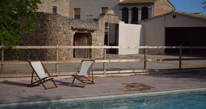 16th-century Catalan farmhouse with a pool, surrounded by nature, 30 meters from Barcelona