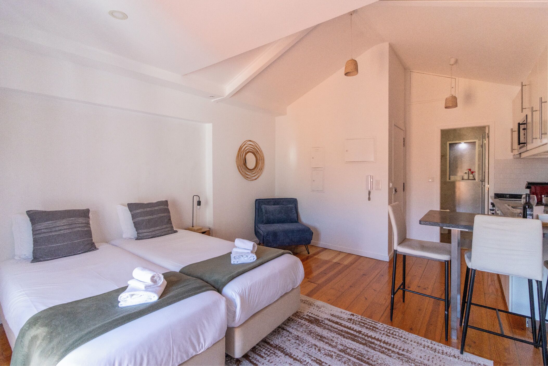1 dormitorio, tabla de planchar con plancha, wifi y ropa de cama