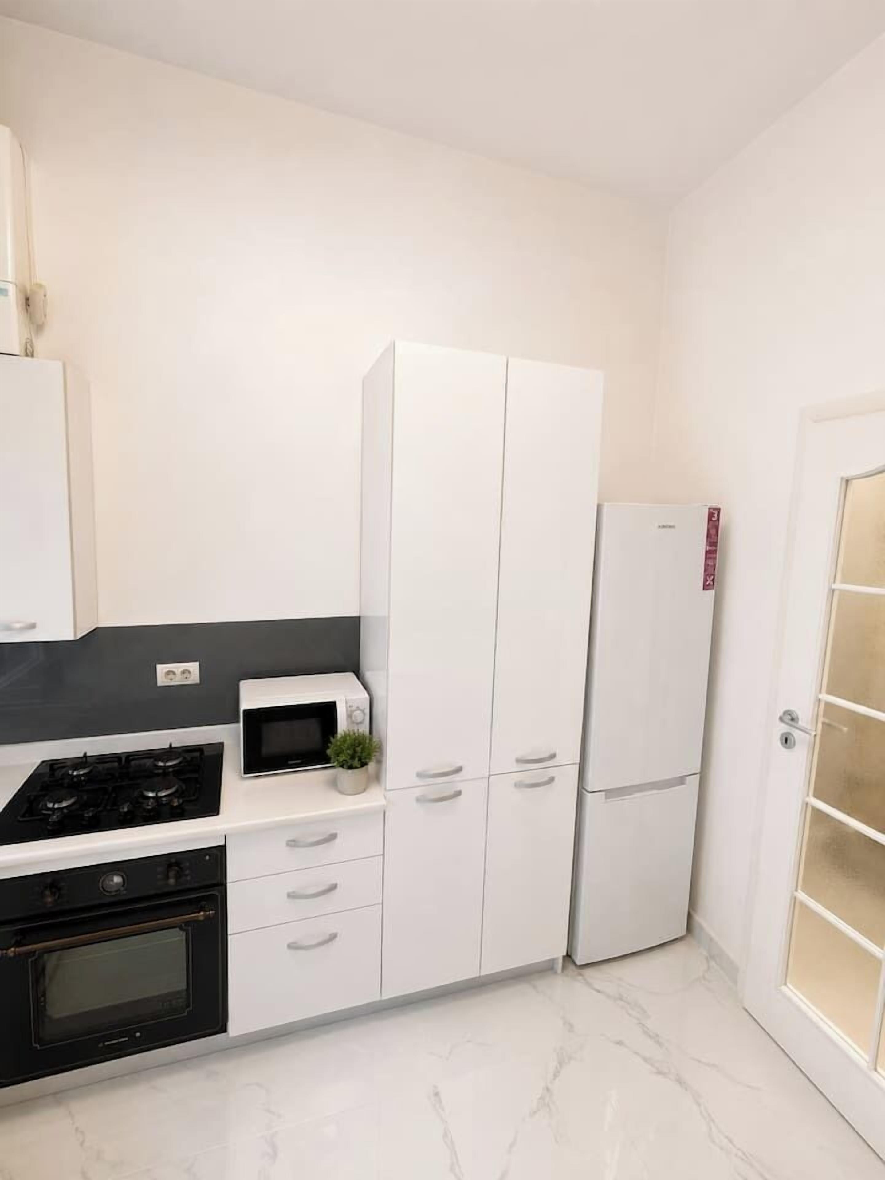 Coffee/tea maker, fridge