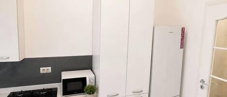 Coffee/tea maker, fridge
