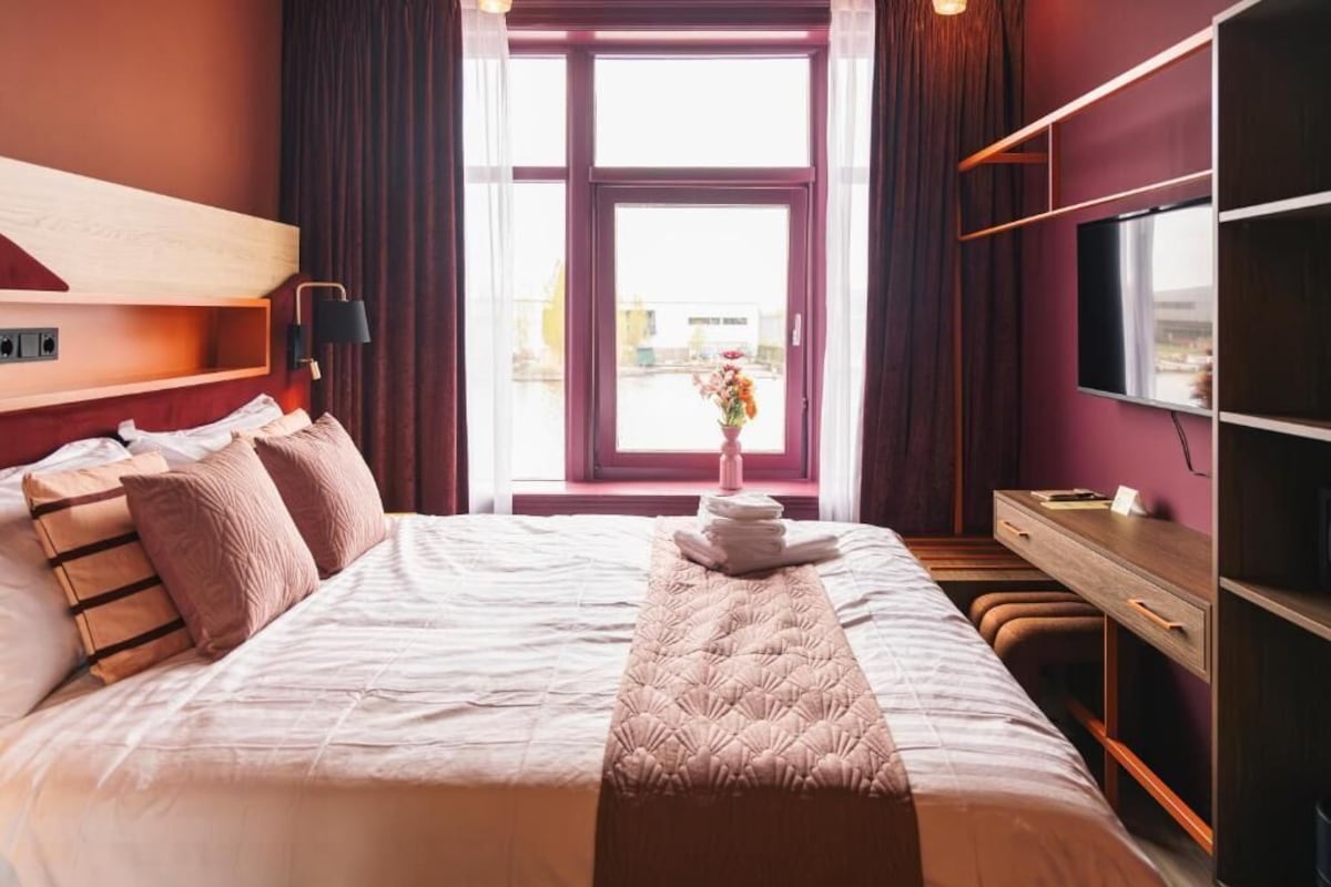 Deluxe Double Room | Minibar, in-room safe, blackout drapes, soundproofing