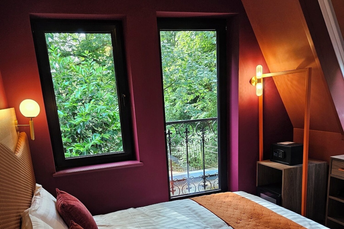 Standard Double Room, Park View | Minibar, in-room safe, blackout drapes, soundproofing