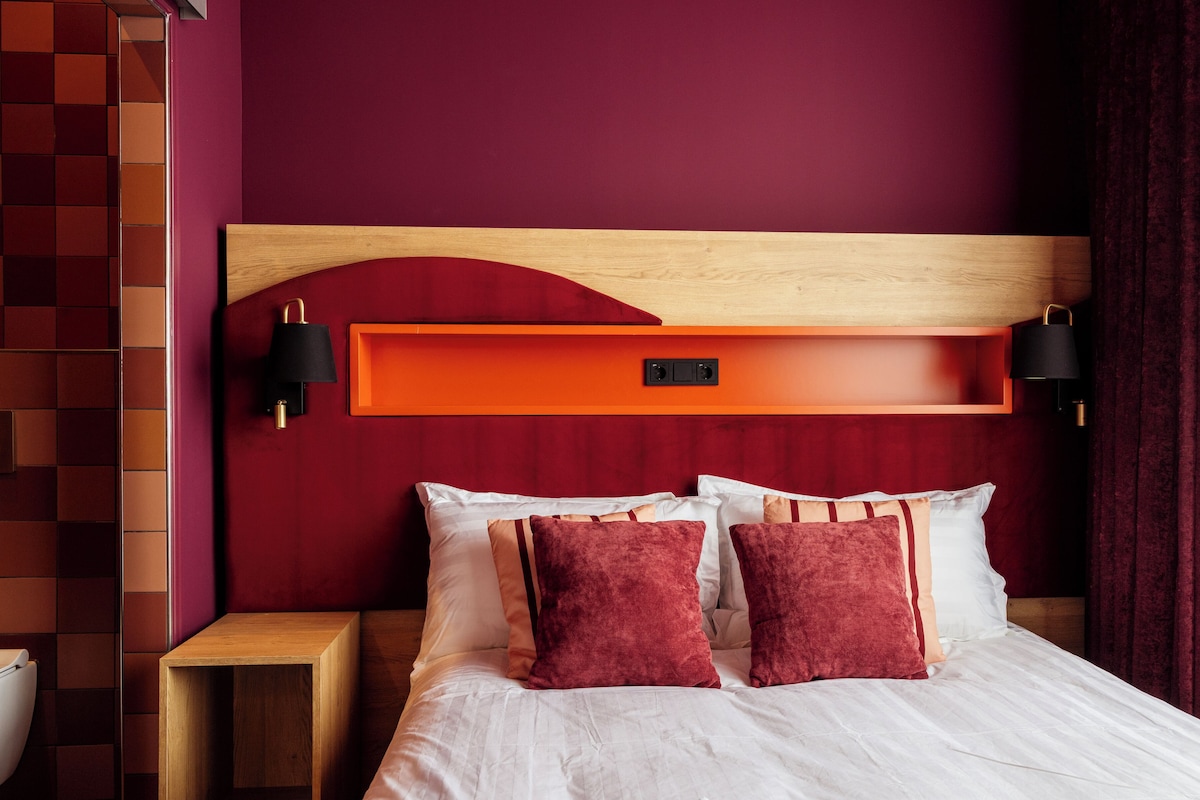 Standard Double Room, Canal View | Minibar, in-room safe, blackout drapes, soundproofing