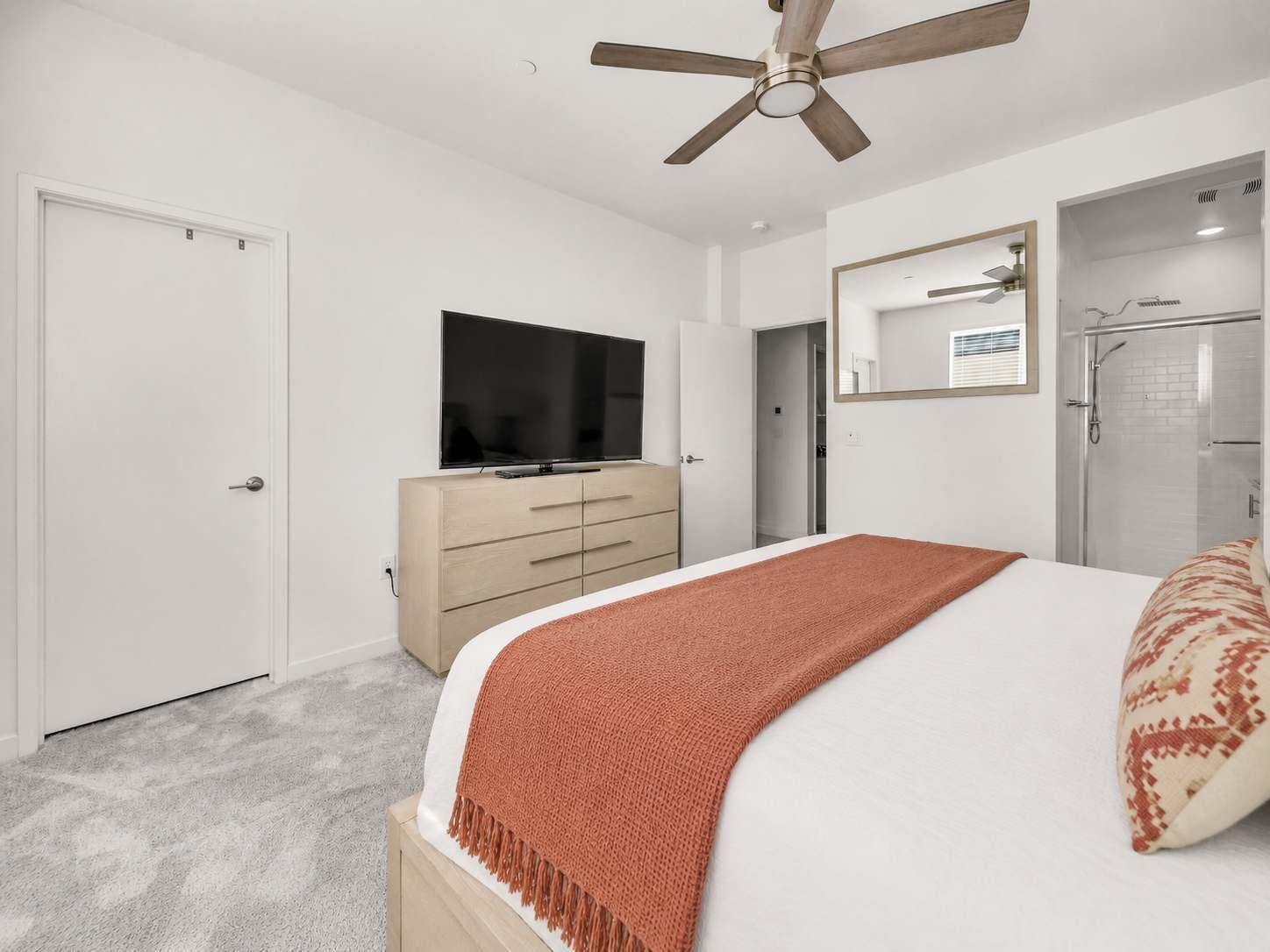 3 bedrooms, desk, iron/ironing board, travel crib
