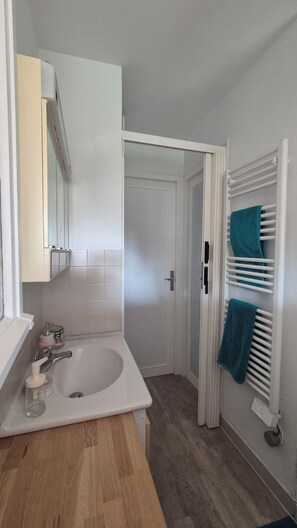 Shower, hair dryer, towels, soap - A 5-minute walk from the beach, this house is perfect for a family (Pornic)