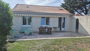 Outdoor dining - A 5-minute walk from the beach, this house is perfect for a family (Pornic)