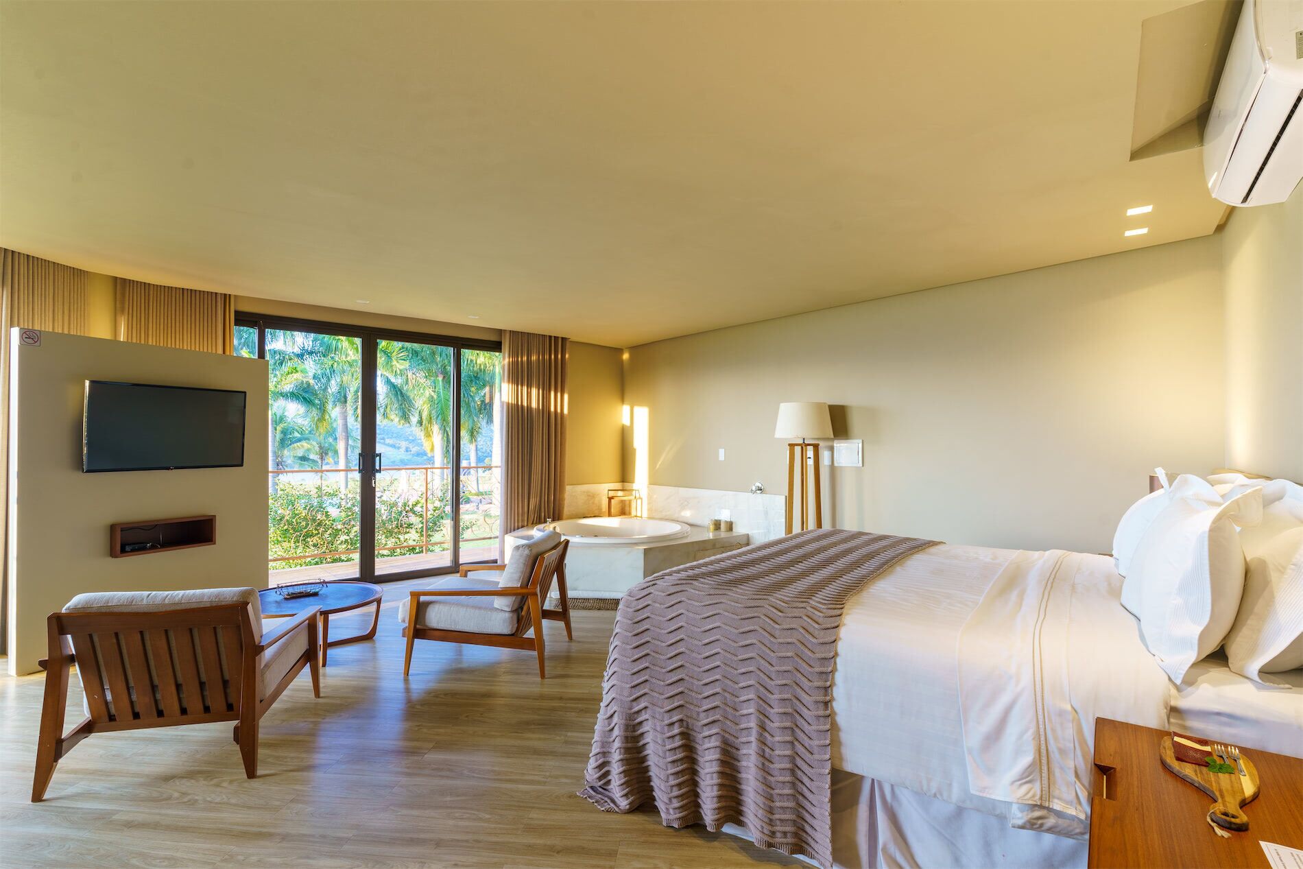 Deluxe Suite, Lake View