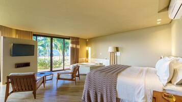 Suite Deluks, pemandangan danau | Seprai premium, minibar, brankas, dan meja kerja