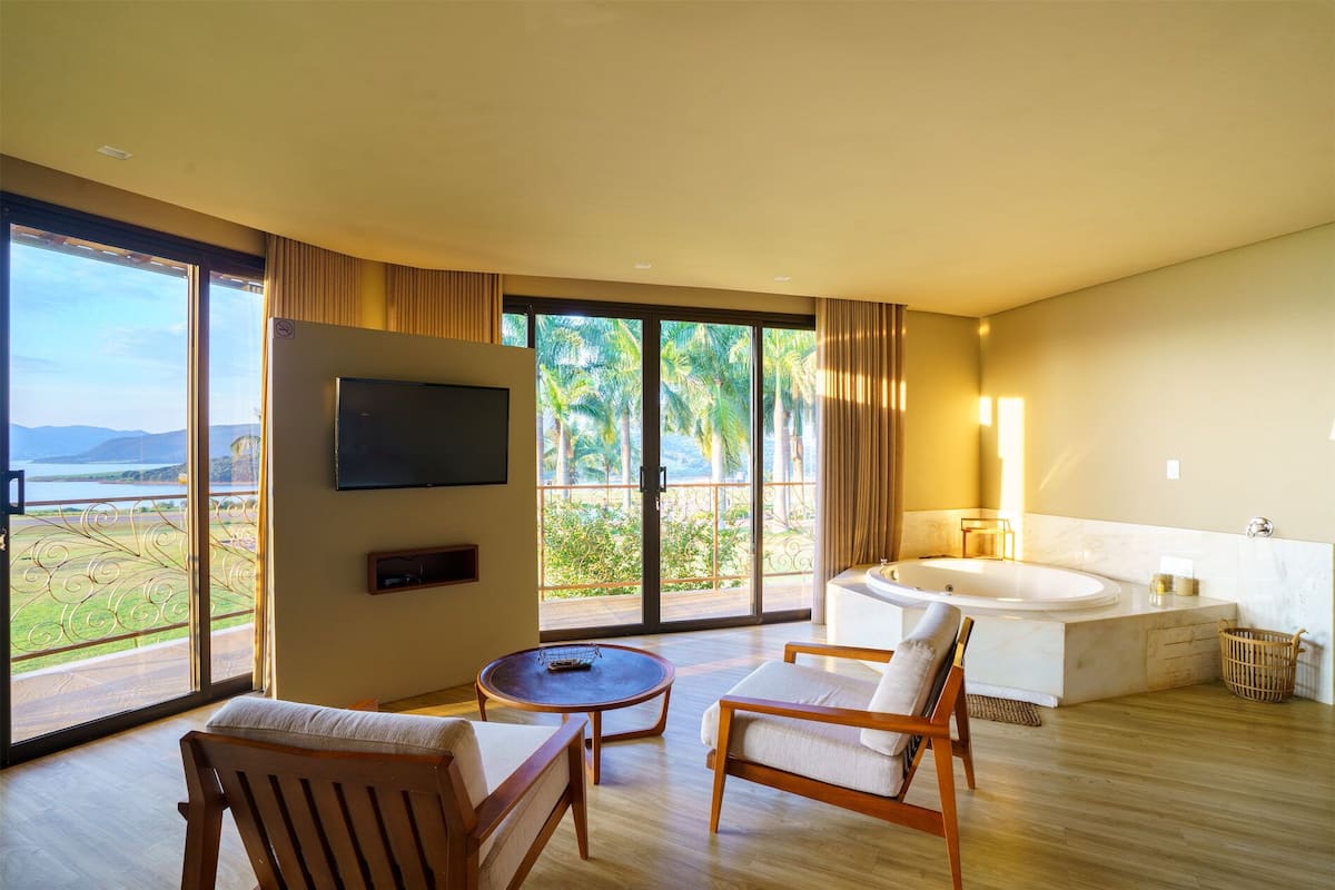 Suite Deluxe, vista al lago | Ropa de cama de alta calidad y minibar