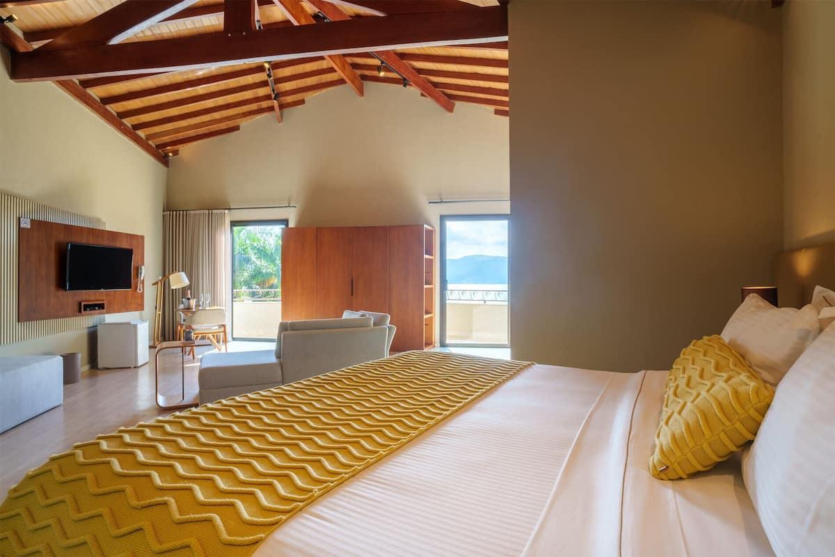 Suite de lujo, vista al jardín | Ropa de cama de alta calidad y minibar