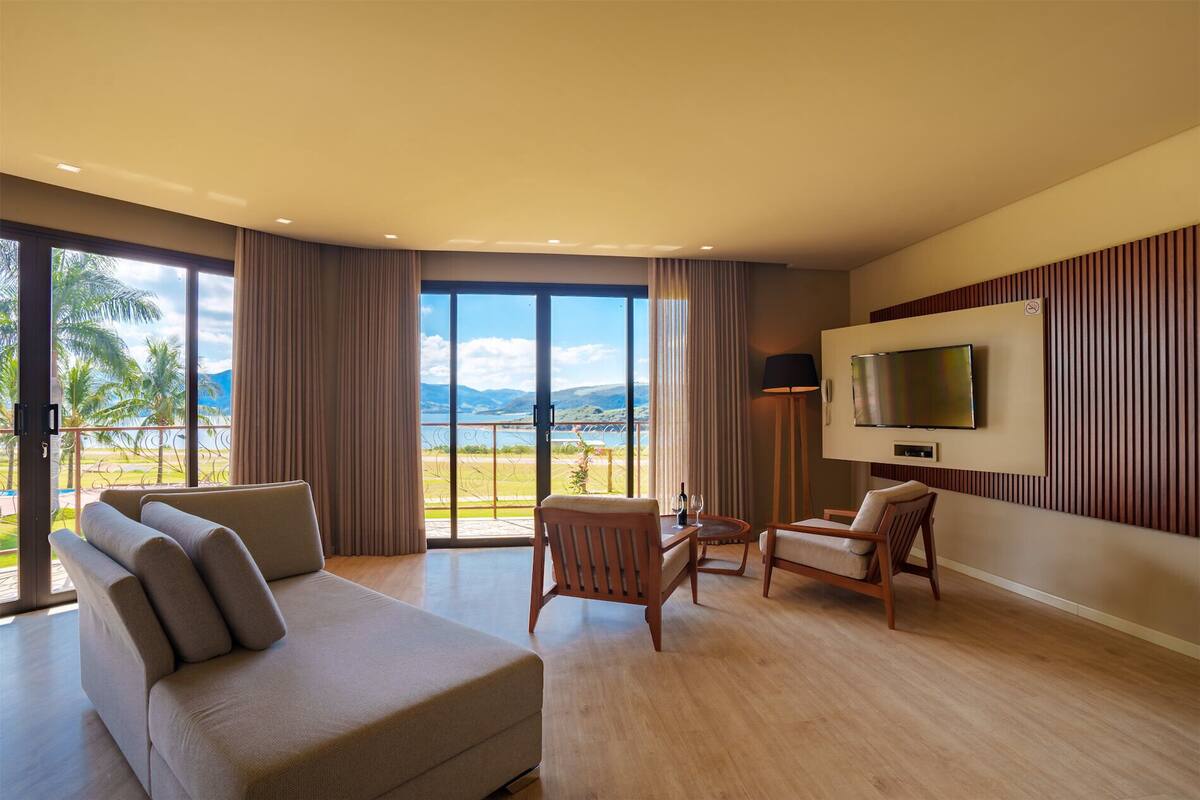 Suite Deluxe, vista al jardín | Ropa de cama de alta calidad y minibar