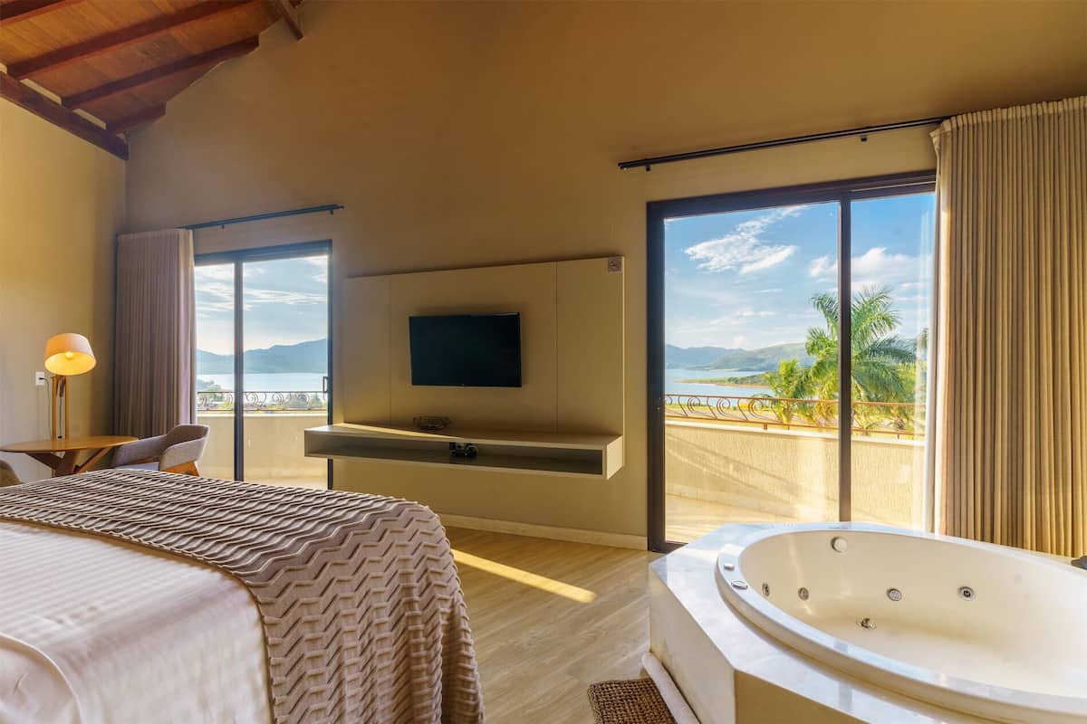 Suite de lujo, vista al lago | Ropa de cama de alta calidad y minibar