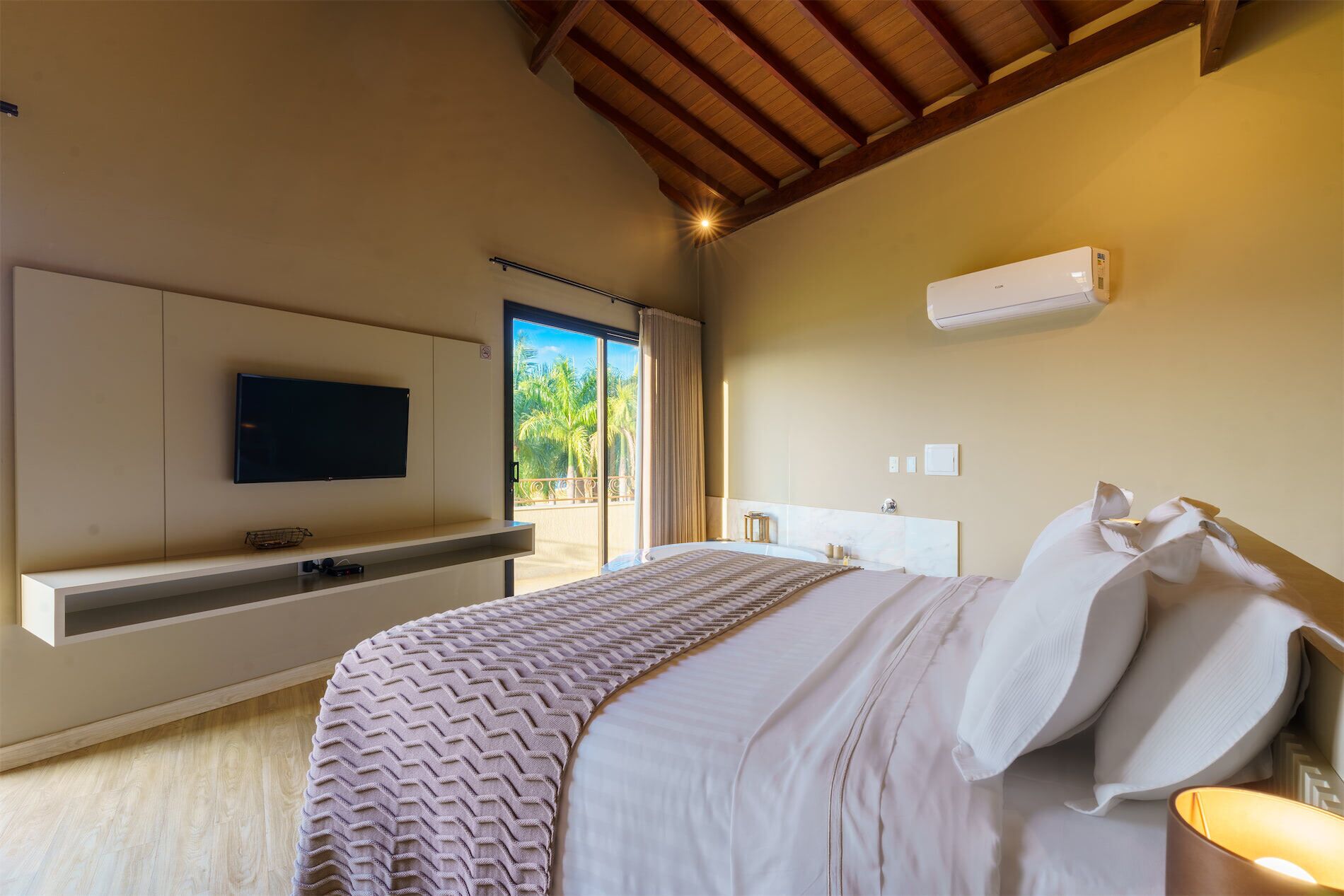 Luxury-Suite, Seeblick | Hochwertige Bettwaren, Minibar, Zimmersafe, Schreibtisch