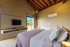 Suite de lujo, vistas al lago | Ropa de cama de alta calidad, minibar, caja fuerte y escritorio