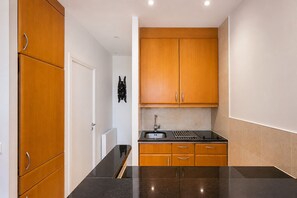 Private kitchen - One-Bedroom Paris Apartment on the Seine, Opposite Île Saint-Louis (Paris)