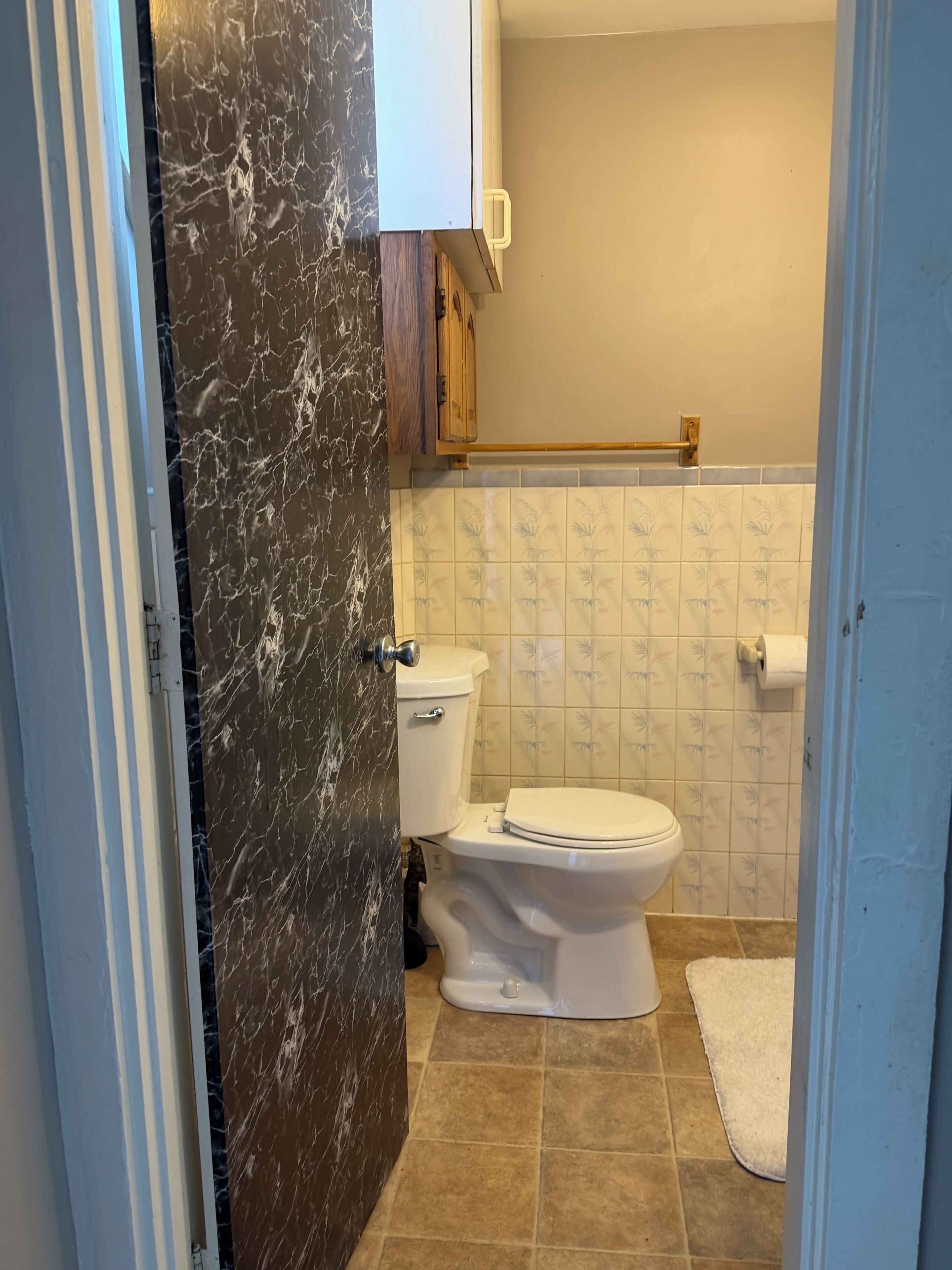 Toallas, jabón, shampoo, papel de baño 
