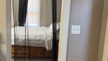 1 bedroom, iron/ironing board, WiFi (free), bed sheets