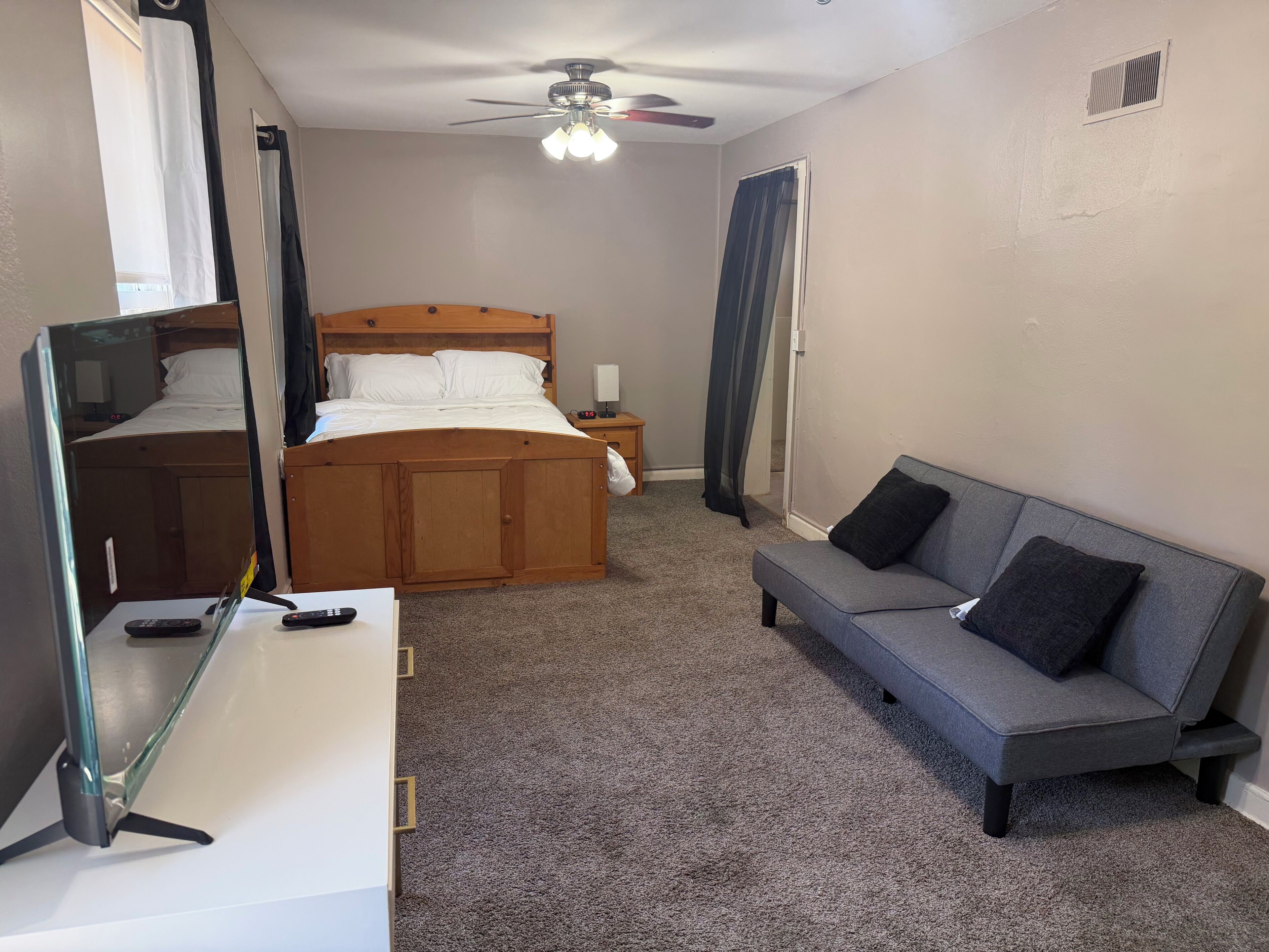 Tabla de planchar con plancha, wifi gratis y ropa de cama 