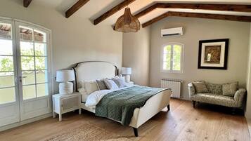 5 bedrooms, iron/ironing board, WiFi, bed sheets