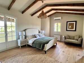 5 habitaciones, tabla de planchar con plancha, wifi y ropa de cama 