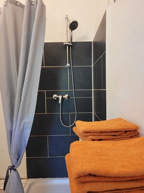 Shower, hair dryer, towels, toilet paper - Charming vacation rental in the old village school in Bölzke. Child- and pet-friendly. (Pritzwalk)