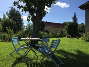 Outdoor dining - Charming vacation rental in the old village school in Bölzke. Child- and pet-friendly. (Pritzwalk)