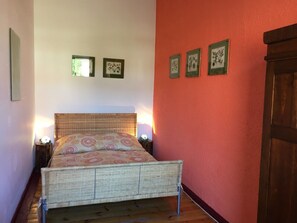 WiFi, bed sheets - Charming vacation rental in the old village school in Bölzke. Child- and pet-friendly. (Pritzwalk)