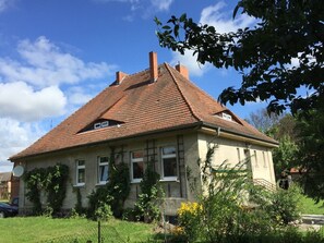 Exterior - Charming vacation rental in the old village school in Bölzke. Child- and pet-friendly. (Pritzwalk)