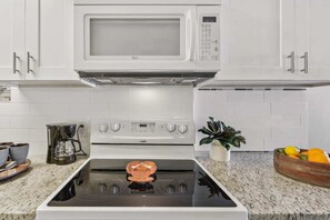 コーヒー / ティーメーカー、冷蔵庫、電子レンジ、オーブン