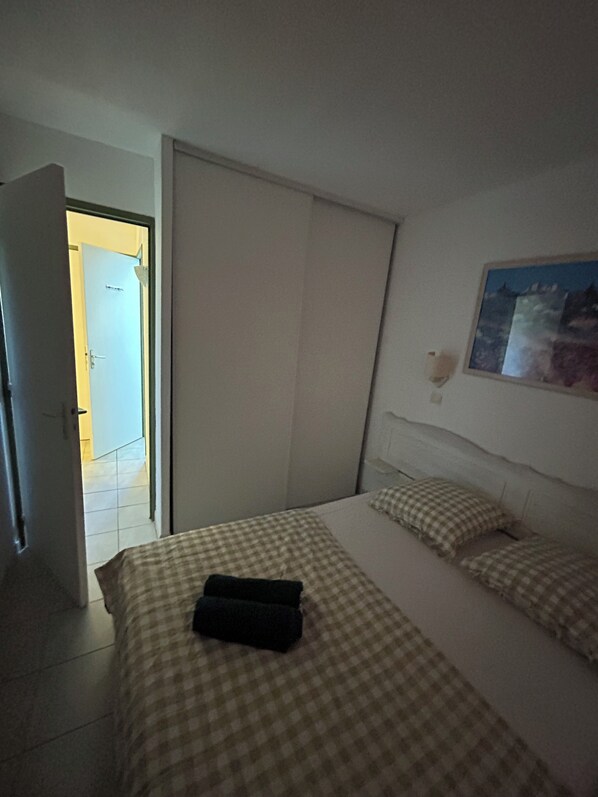 3 bedrooms, travel cot, bed sheets