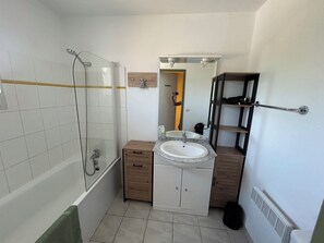Haartrockner, Handtücher, Seife, Toilettenpapier