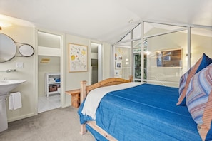 Desk, iron/ironing board, travel cot, WiFi
