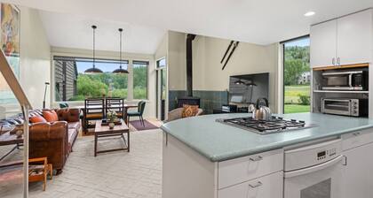 New! Charming Retro Snowmass Home | Vaulted Ceilings, Loft & Hot Tub