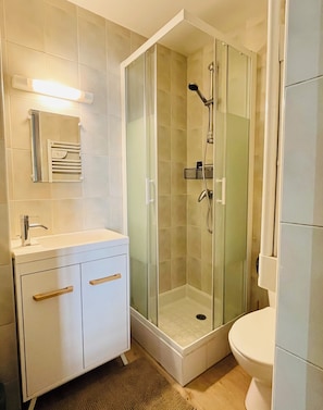 Douche, sèche-cheveux, serviettes fournies