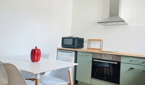 Cafetière/bouilloire, réfrigérateur, micro-ondes, four