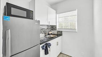 Cafetera/tetera, refrigerador, microondas, tostadora