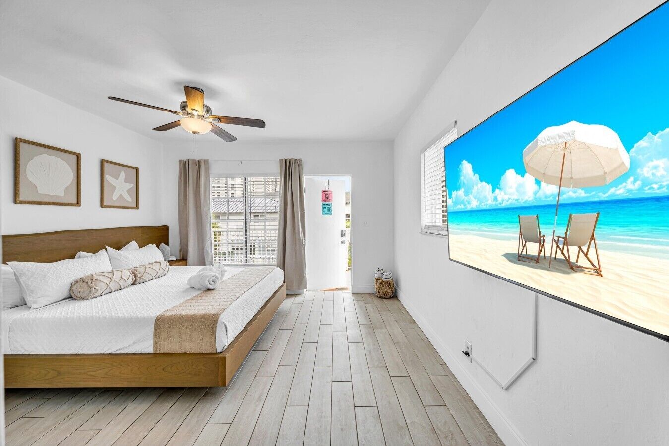 Een strijkplank/strijkijzer, reisbedje, wifi, beddengoed