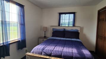 Tabla de planchar con plancha, wifi gratis y ropa de cama
