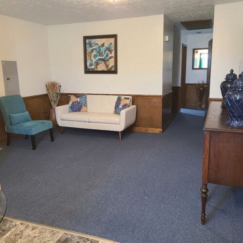 Peaceful Retreat at Crawford Farms – Quiet and Comfortable for Work or Relaxing.