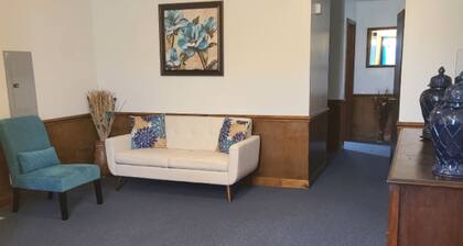 Peaceful Retreat at Crawford Farms – Quiet and Comfortable for Work or Relaxing.