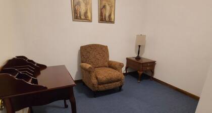 Peaceful Retreat at Crawford Farms – Quiet and Comfortable for Work or Relaxing.