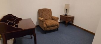 Peaceful Retreat at Crawford Farms – Quiet and Comfortable for Work or Relaxing.