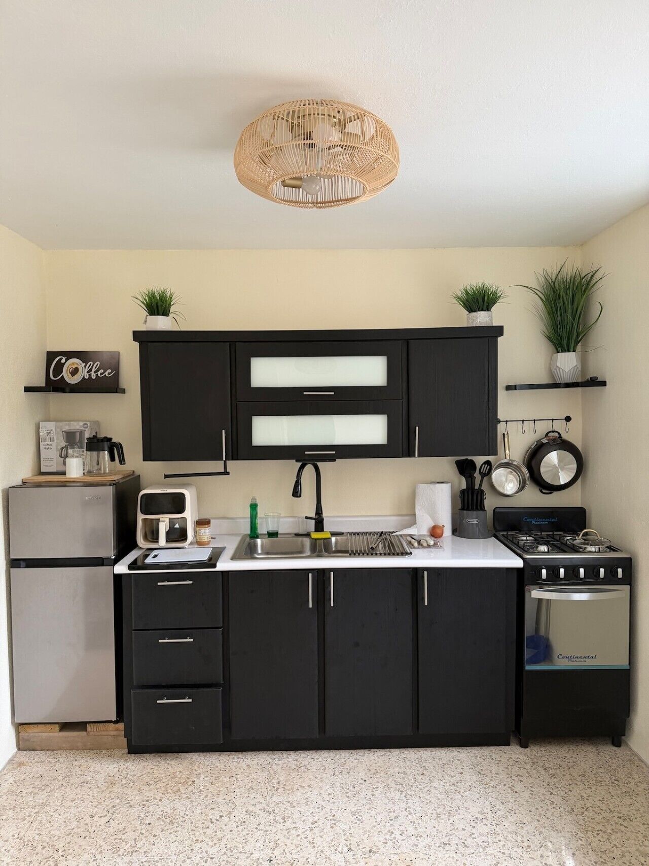 Cafetera o tetera, frigorífico, horno y placa de cocina
