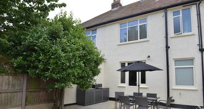 Luxury retreat | Pet friendly | 5 min walk to the beach