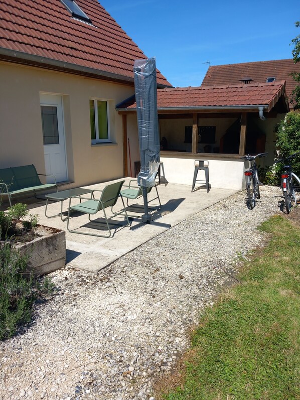 Outdoor dining - Vrbo Property (Montigny-sur-Armançon)