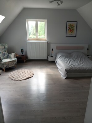 Room - Vrbo Property (Montigny-sur-Armançon)