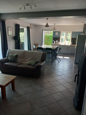 Living area - Vrbo Property (Montigny-sur-Armançon)