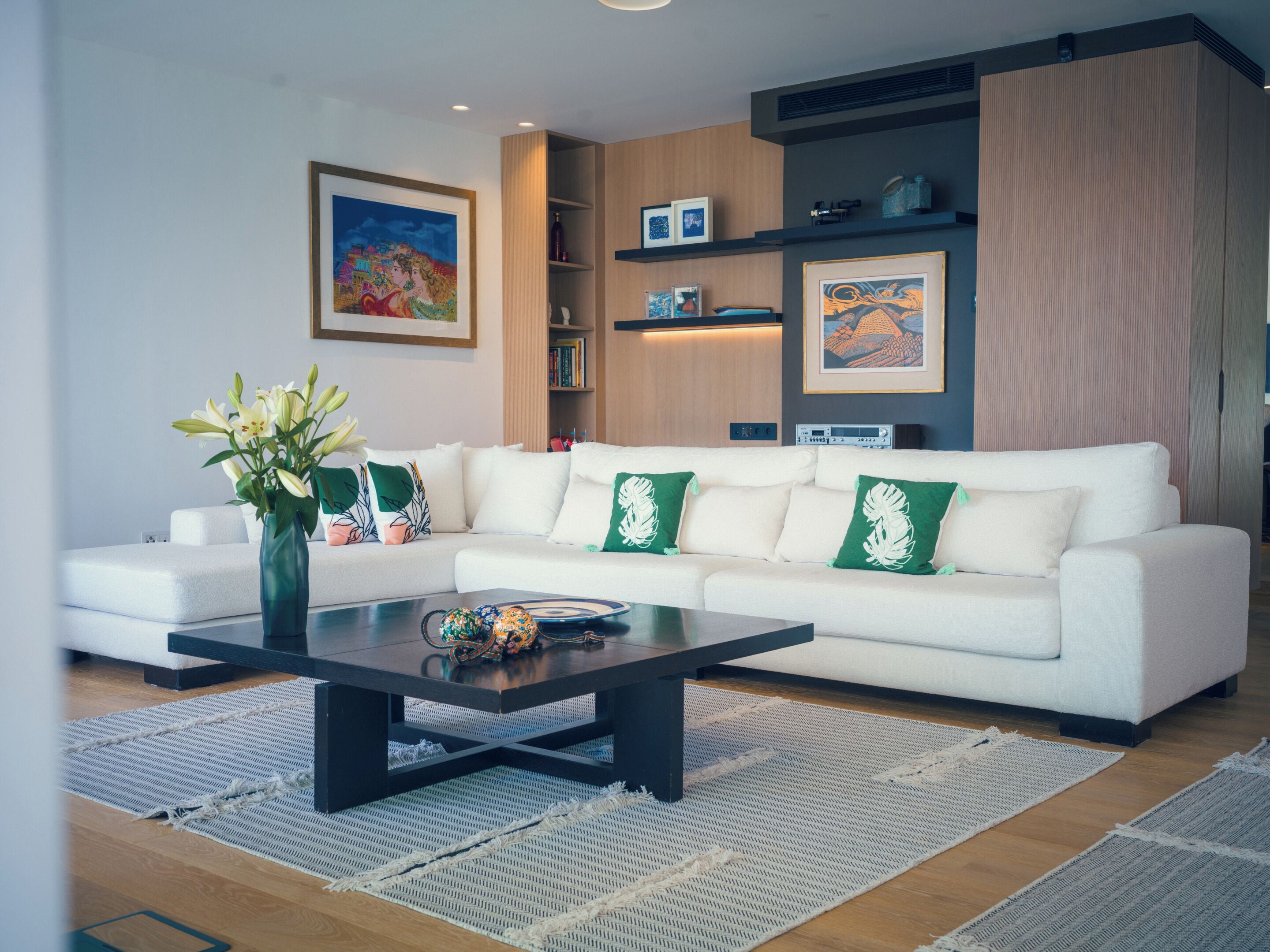 Luxury-Villa, eigener Pool, Meerblick | Wohnbereich | 50-Zoll-Smart-TV mit Satellitenempfang