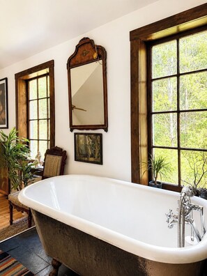 Hair dryer, towels, soap, toilet paper - Peaceful 2-bedroom cabin in charming Catskills perfect for relaxing getaway (Delancey)